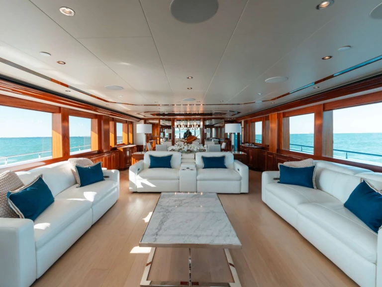 Hire Luxury Yacht Westport with a boat licence
