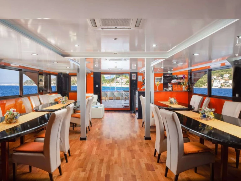 Hire Luxury Yacht Brodosplit with a boat licence