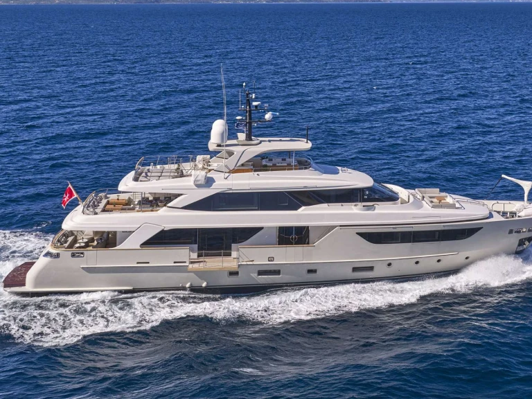 Hire Luxury Yacht San Lorenzo with a boat licence