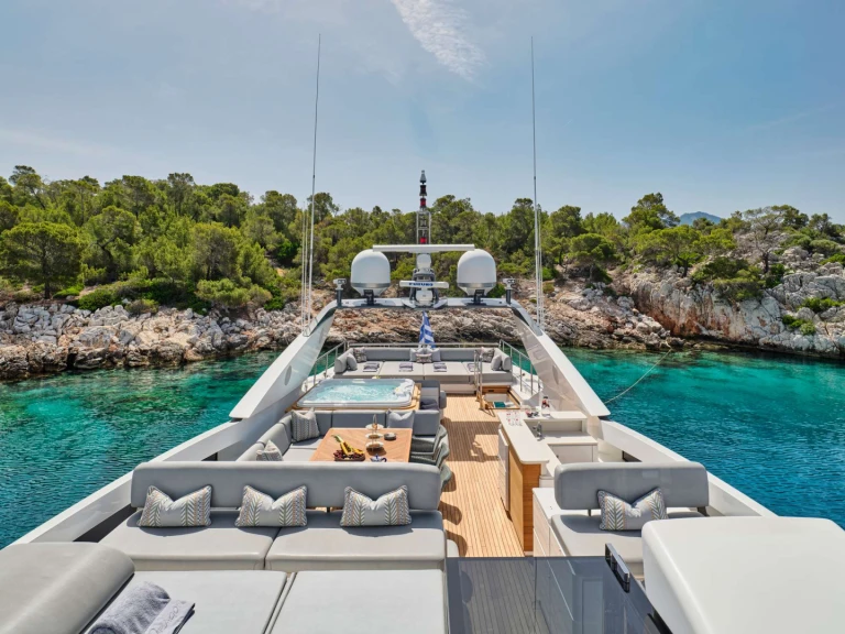 Hire Luxury Yacht Couach with a boat licence