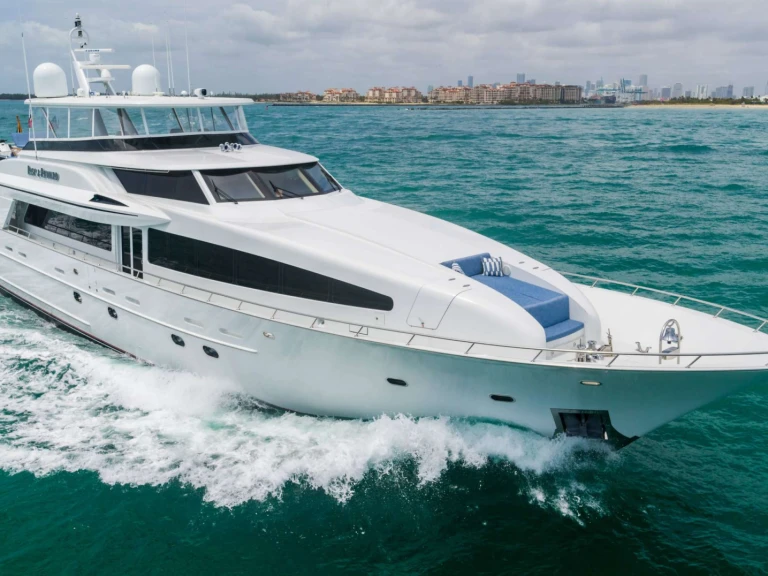Hire Luxury Yacht Crescent with a boat licence