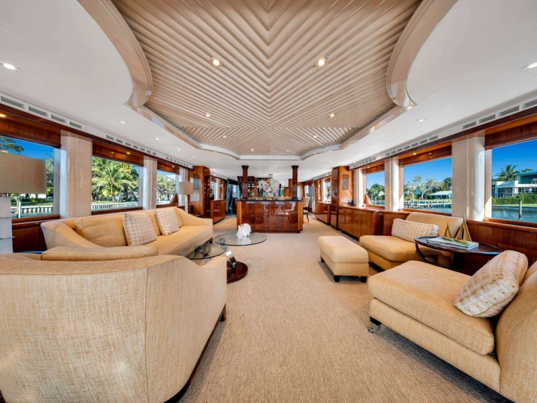 Hire Luxury Yacht Hatteras with a boat licence