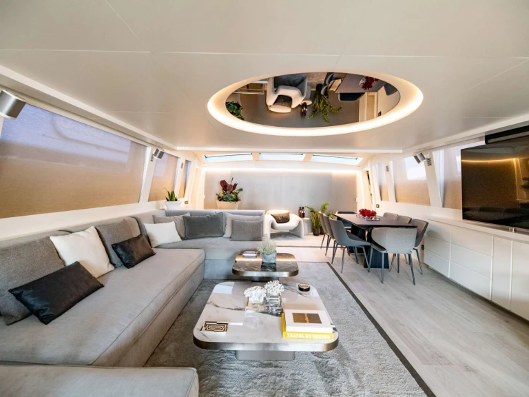 Hire Luxury Yacht Tecnomar with a boat licence