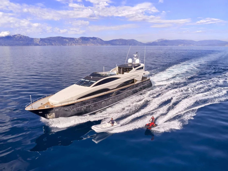 Luxury Yacht hire in Athens - Riva BEYOND