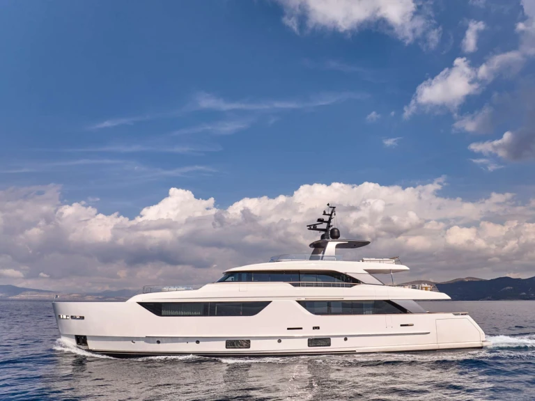 Hire Luxury Yacht with or without skipper San Lorenzo Piraeus