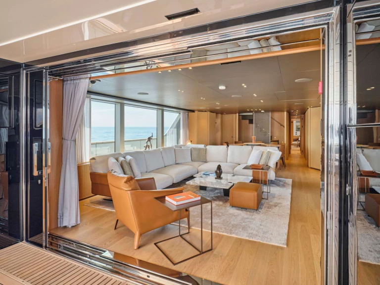 Hire Luxury Yacht San Lorenzo with a boat licence