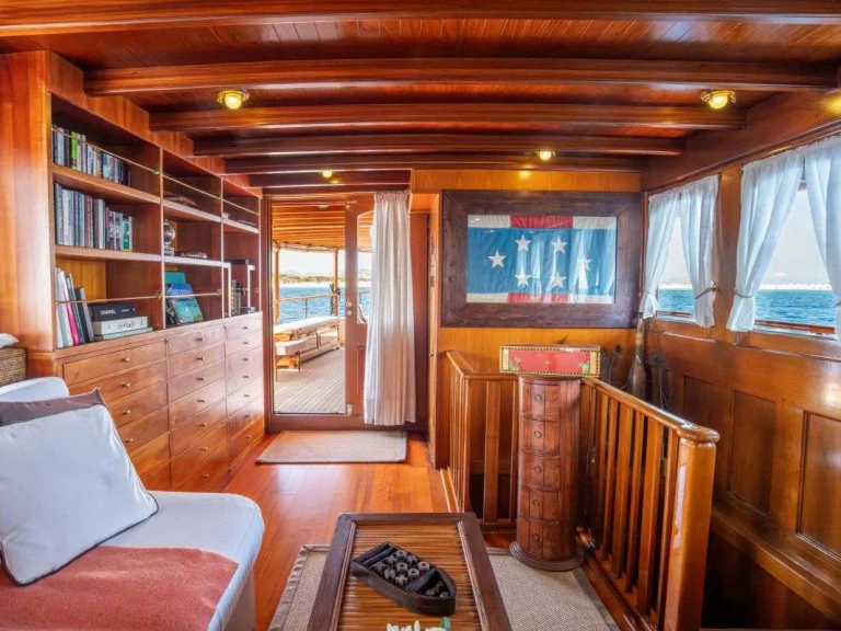 Charter a  OVER THE RAINBOW OF LONDON in Cannes on Samboat