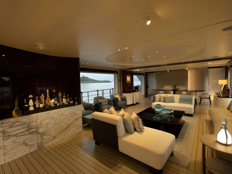 Hire Luxury Yacht Azimut with a boat licence
