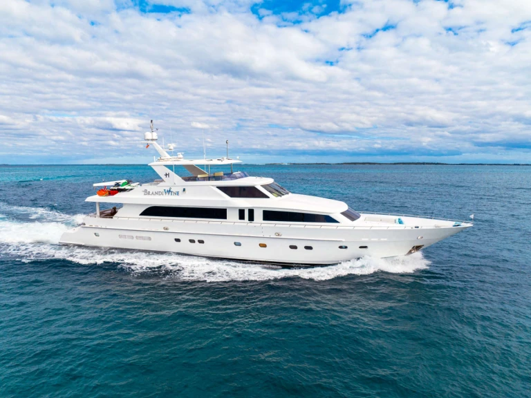 Yacht hire Nassau cheap BRANDI-WINE