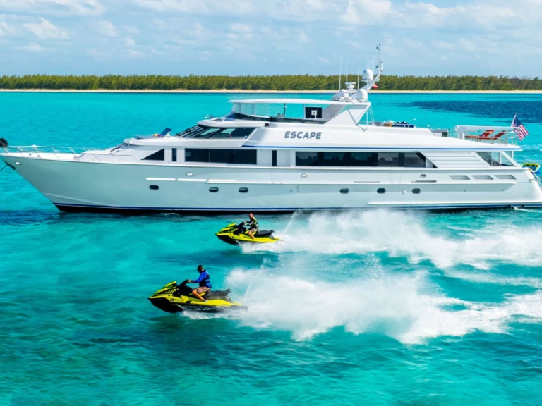 Charter a Hatteras ESCAPE in Nassau on Samboat