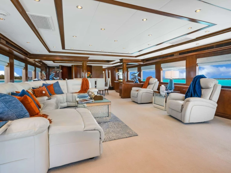 Hire Luxury Yacht Hatteras with a boat licence
