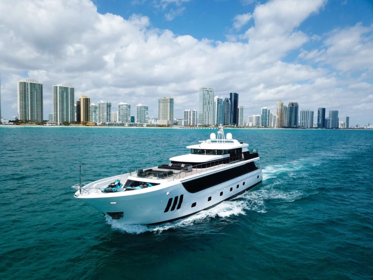 Luxury Yacht to hire Aventura at the best price