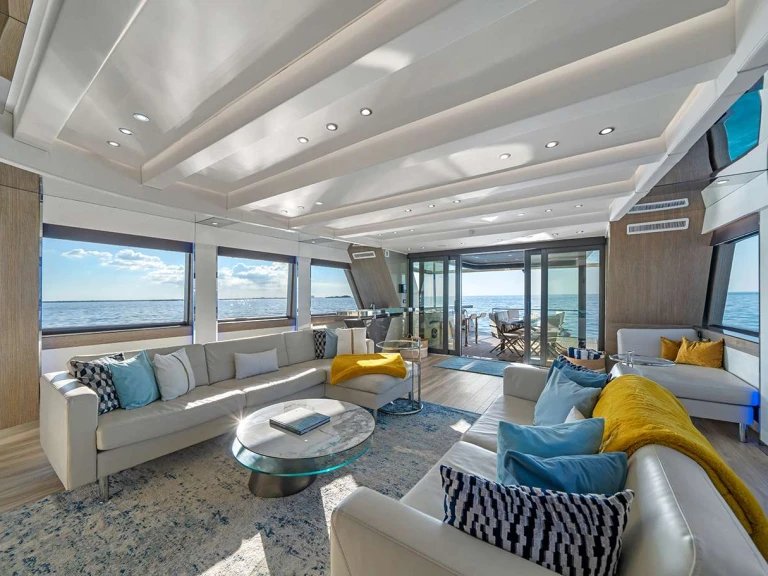 Hire Luxury Yacht Crescent with a boat licence