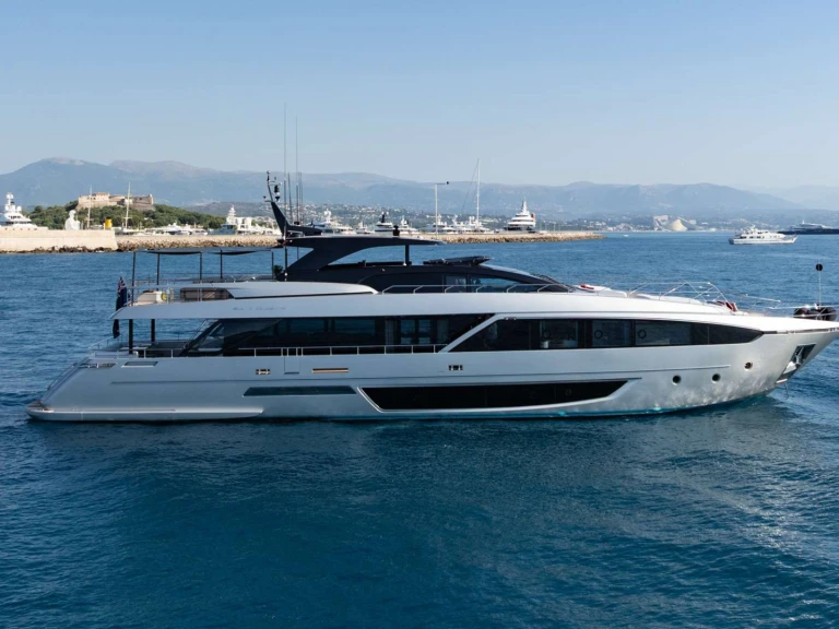 Hire Luxury Yacht Riva with a boat licence