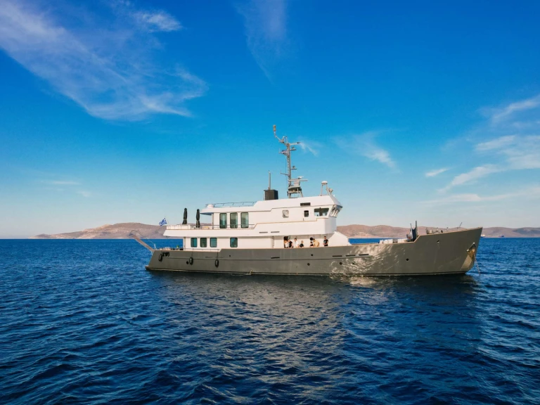 Hire Luxury Yacht with or without skipper Custom Line Lávrio