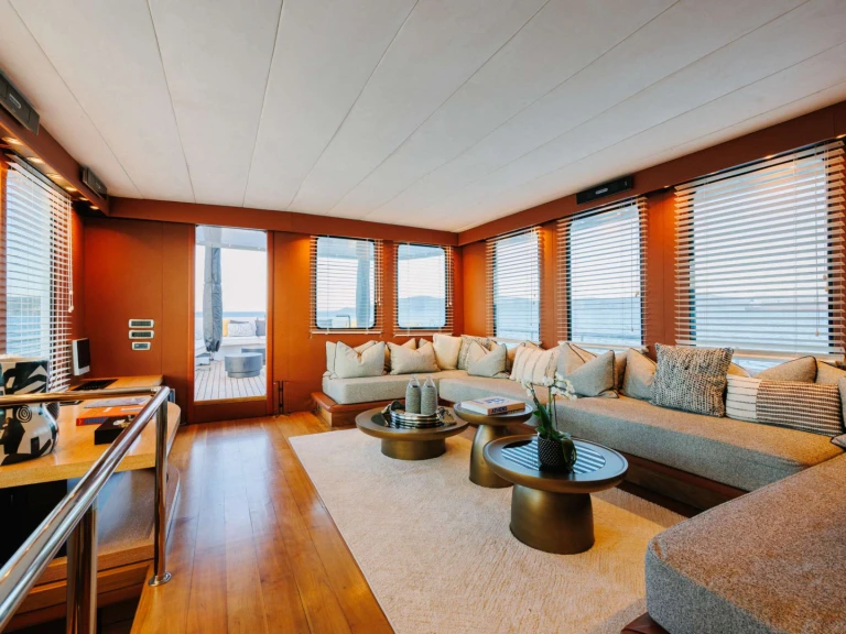 Luxury Yacht to hire Lávrio at the best price