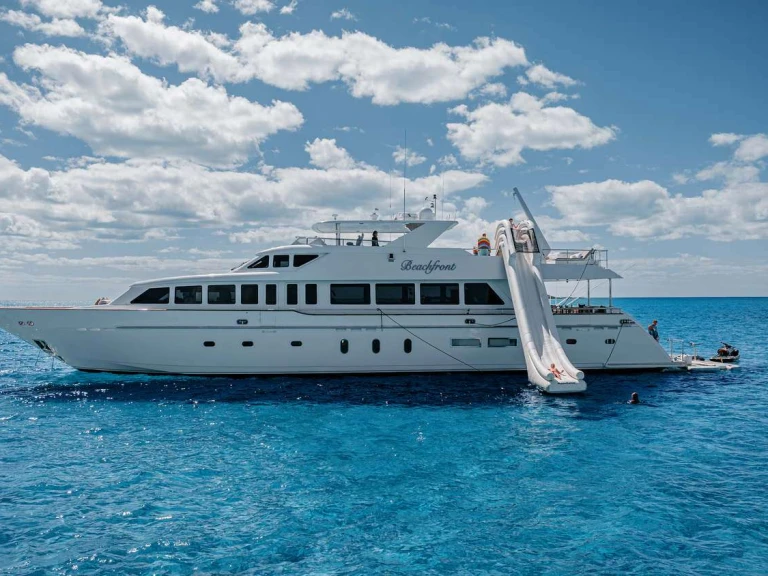 Charter a  BEACHFRONT in Nassau on Samboat