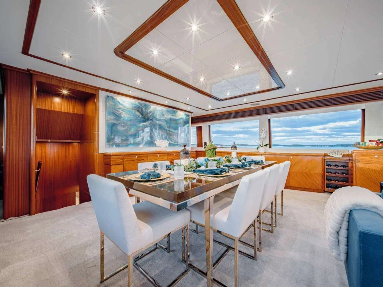 Hire Luxury Yacht  with a boat licence