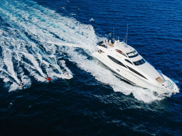 Hire Luxury Yacht Lazzara with a boat licence