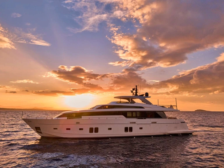 Luxury Yacht to hire Athens at the best price