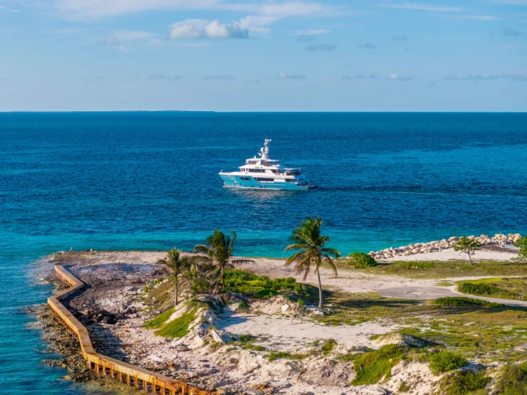 Luxury Yacht to hire Bahamas at the best price