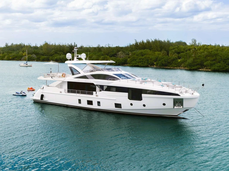 Hire Luxury Yacht Azimut with a boat licence