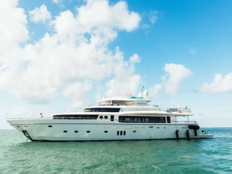 Hire Luxury Yacht Johnson with a boat licence