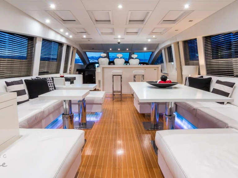 Hire a Cantieri Dell'Arno Venture Miami
