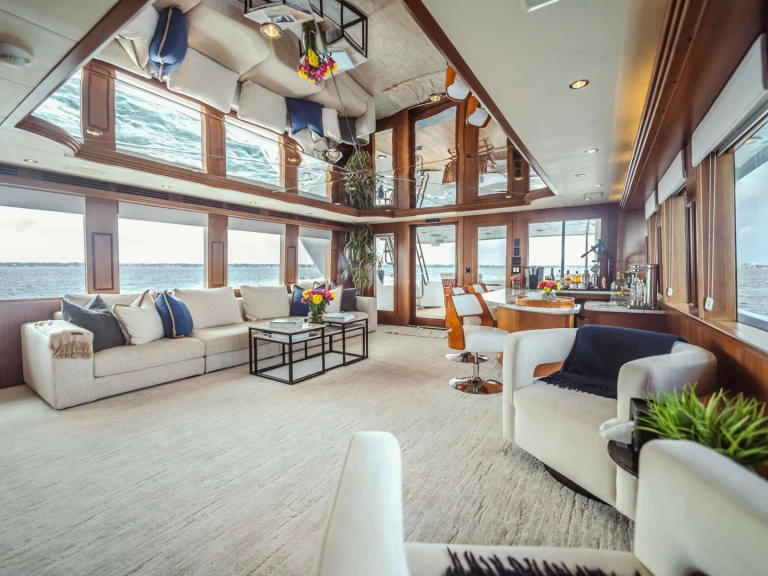 Luxury Yacht to hire Newport at the best price