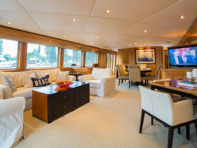 Luxury Yacht to hire East Hampton at the best price