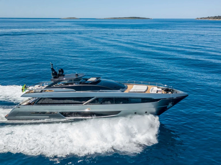 Hire Luxury Yacht Riva with a boat licence