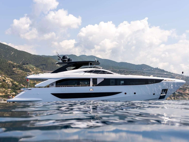 Hire Luxury Yacht  with a boat licence