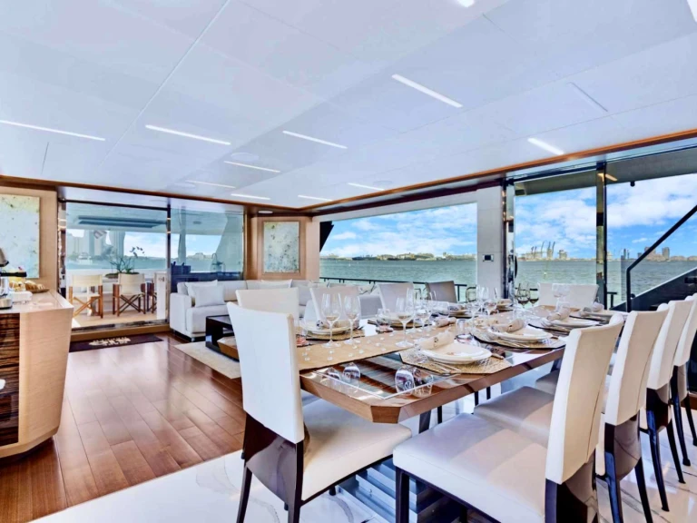 Luxury Yacht hire in Miami - Ocean alexander Make Big Happen