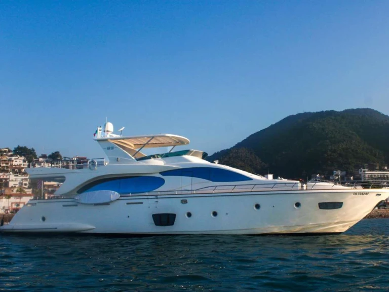 Hire Luxury Yacht Azimut with a boat licence
