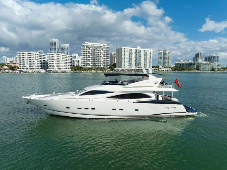 Luxury Yacht to hire Miami at the best price