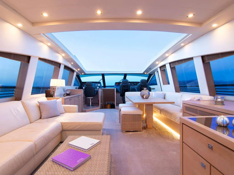 Hire Luxury Yacht Couach with a boat licence