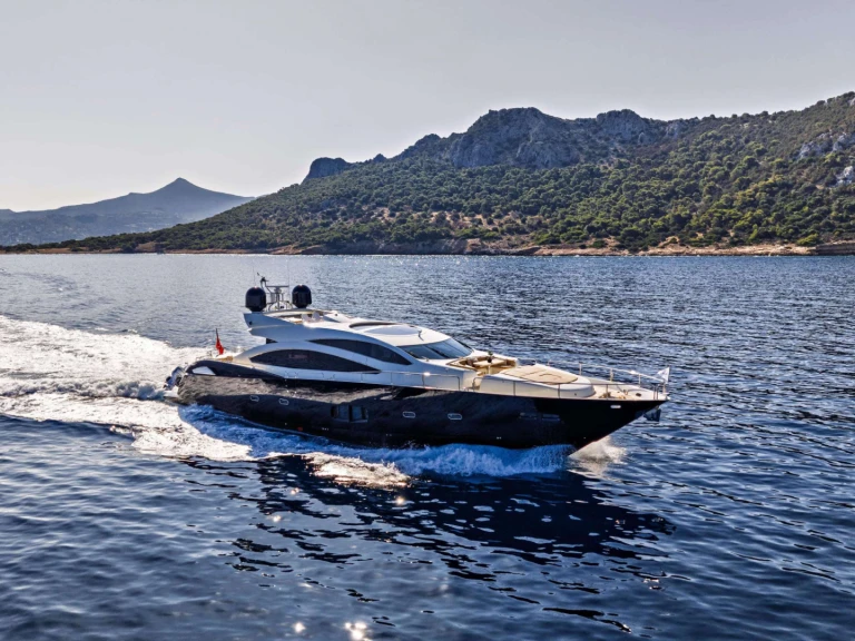 Hire Luxury Yacht Sunseeker with a boat licence