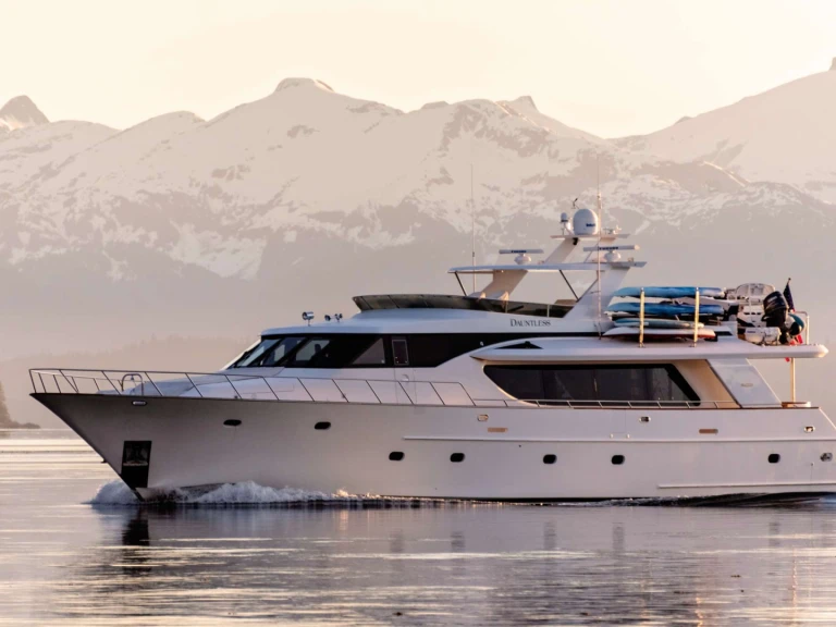 Yacht hire Petersburg cheap Dauntless
