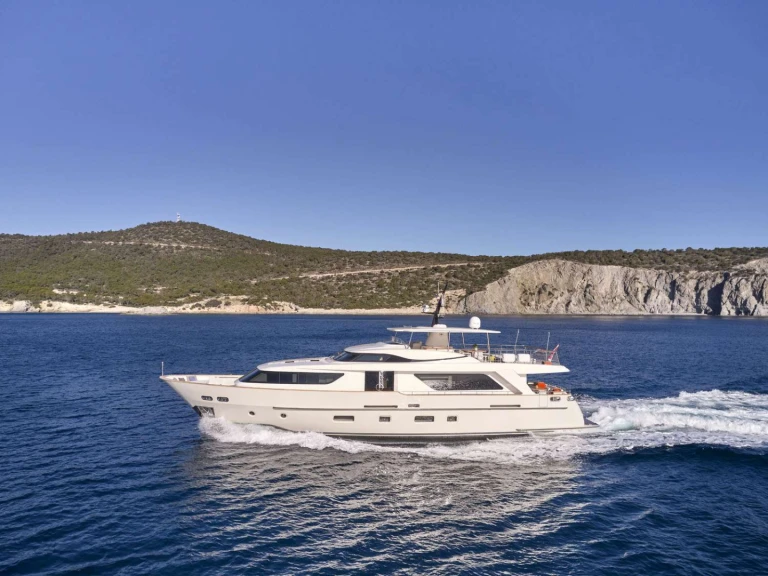 Hire Luxury Yacht San Lorenzo with a boat licence