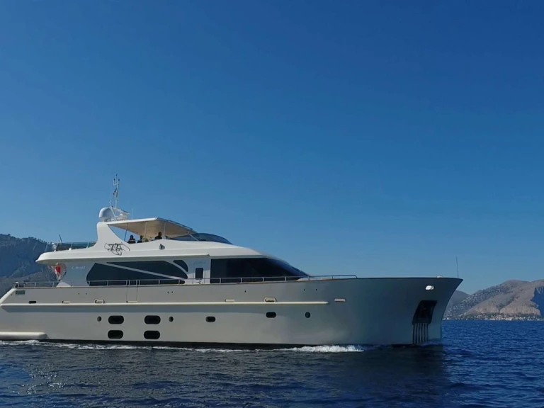 Hire Luxury Yacht Custom with a boat licence