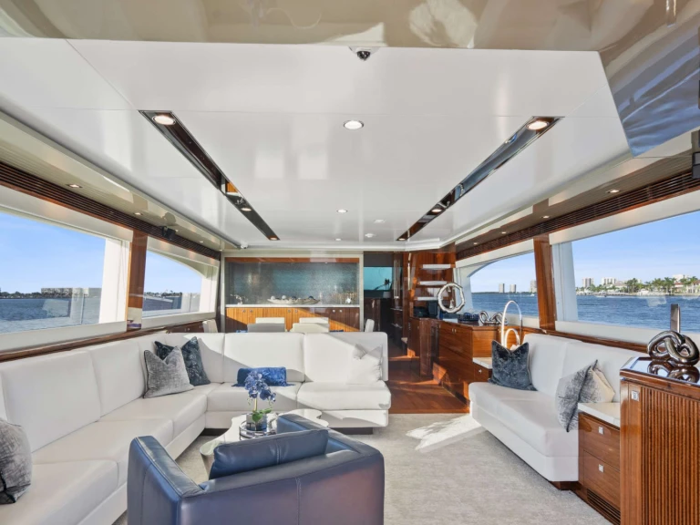 Yacht hire Jupiter cheap PILOT LOUNGE