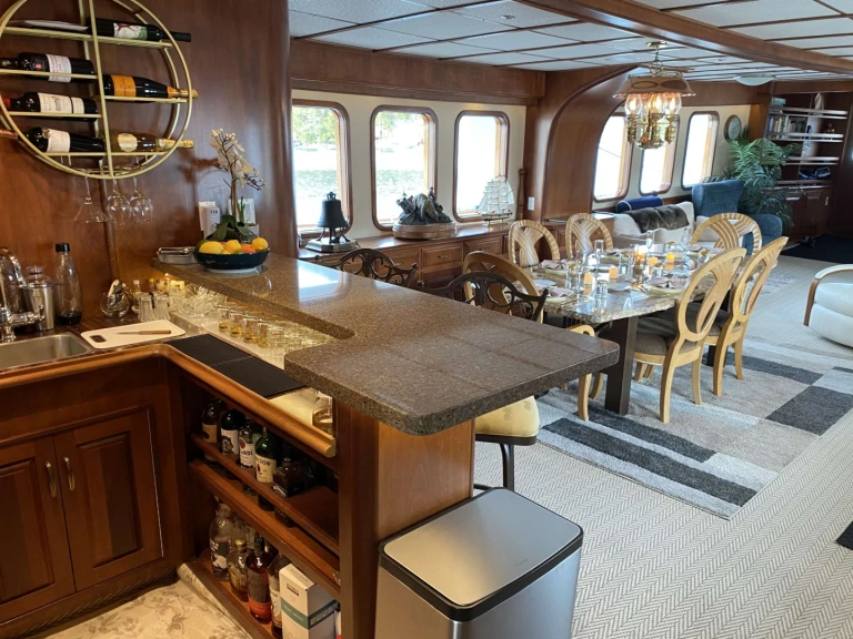 Luxury Yacht to hire Sitka at the best price