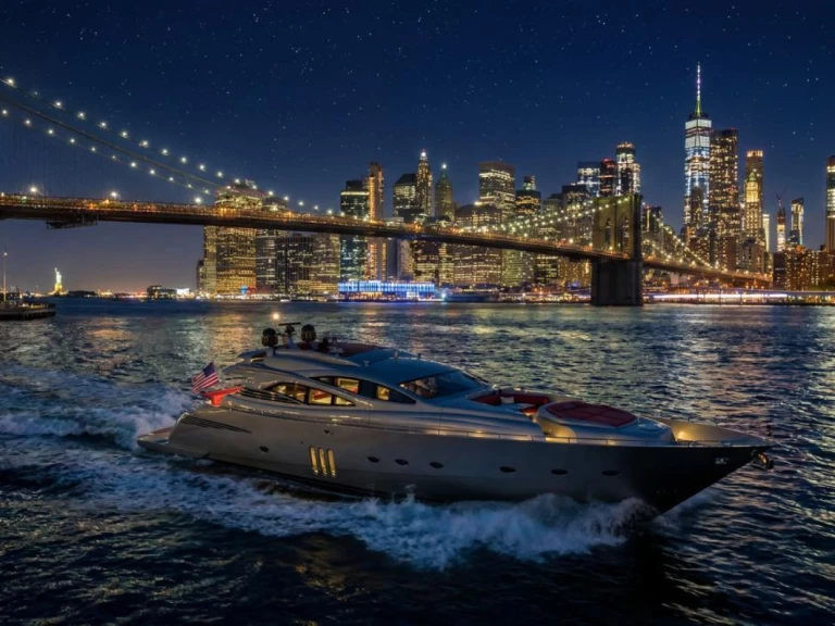 Luxury Yacht to hire New York (City) at the best price