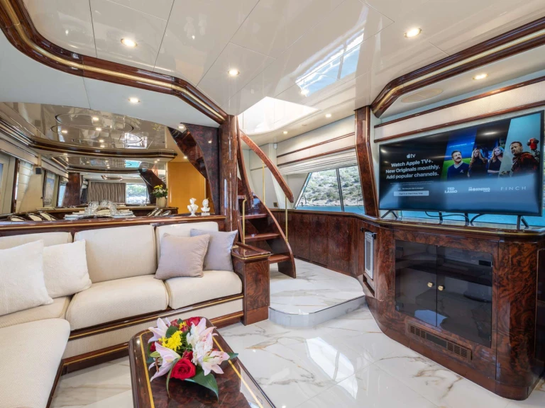 Hire Luxury Yacht Alfamarine with a boat licence