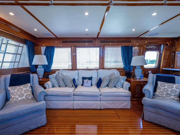 Hire Luxury Yacht Hunt with a boat licence