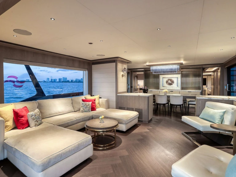 Hire Luxury Yacht Sirena with a boat licence