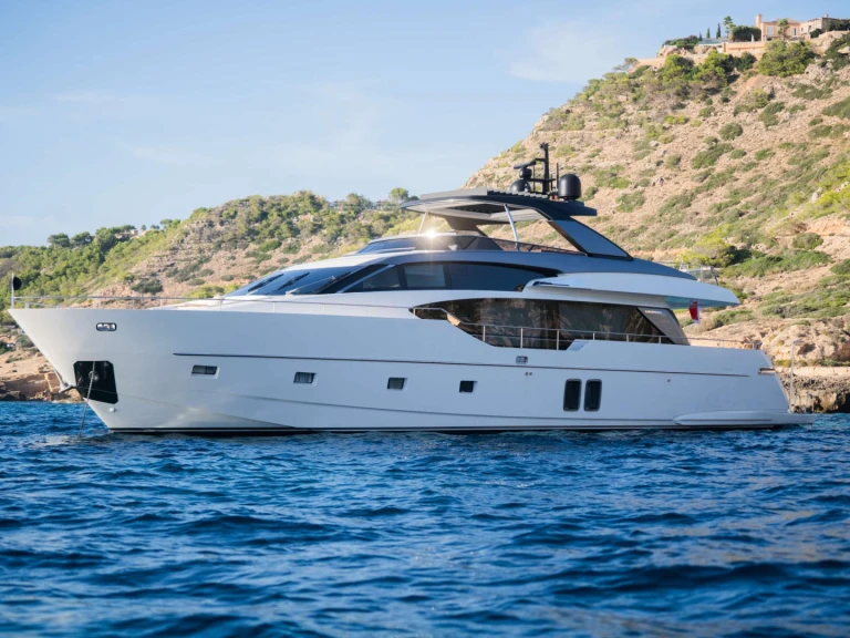 Hire Luxury Yacht San Lorenzo with a boat licence
