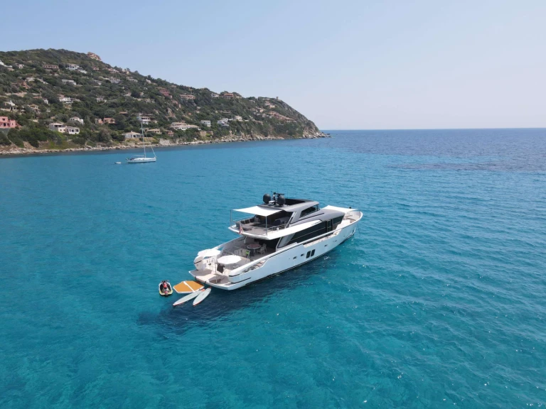 Hire Luxury Yacht San Lorenzo with a boat licence