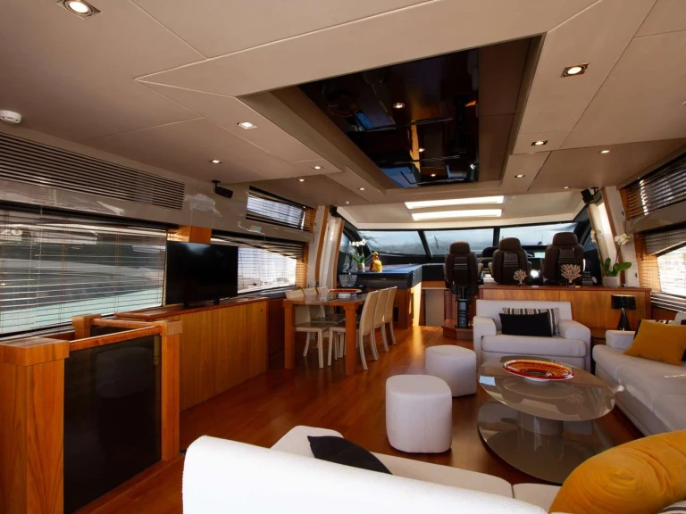 Hire Luxury Yacht Sunseeker with a boat licence