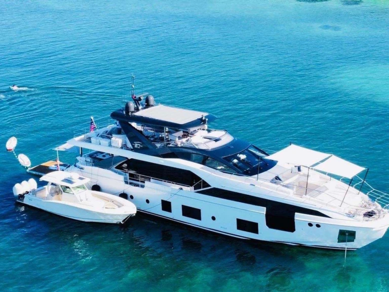 Hire Luxury Yacht Azimut with a boat licence